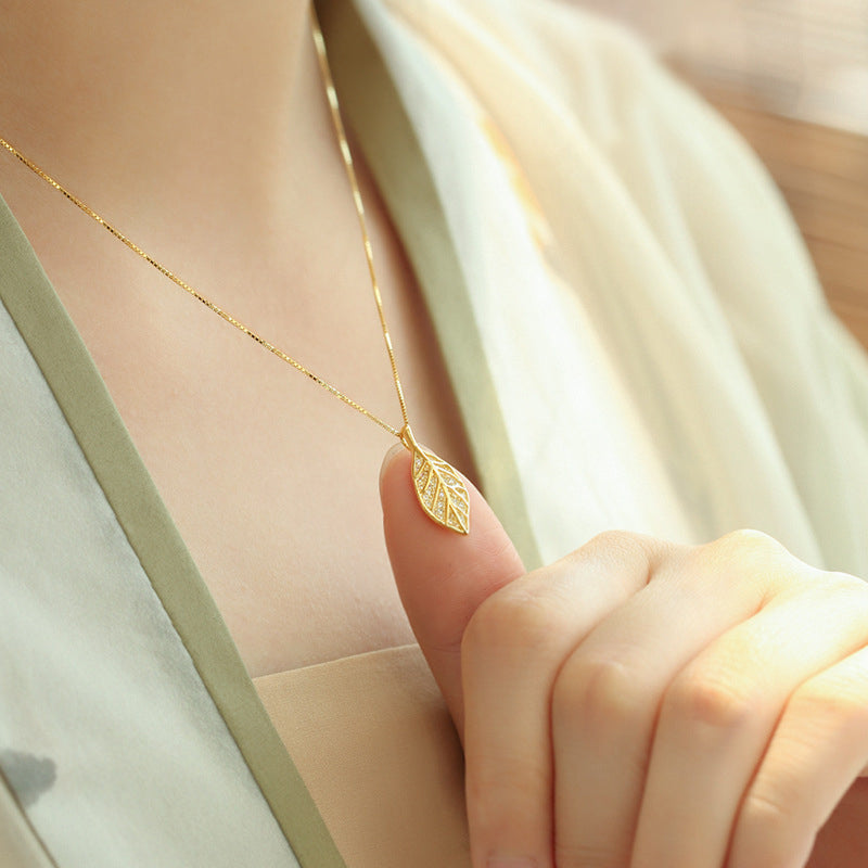 Collar con colgante de hoja