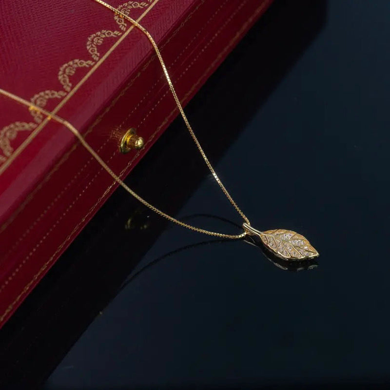 Collar con colgante de hoja