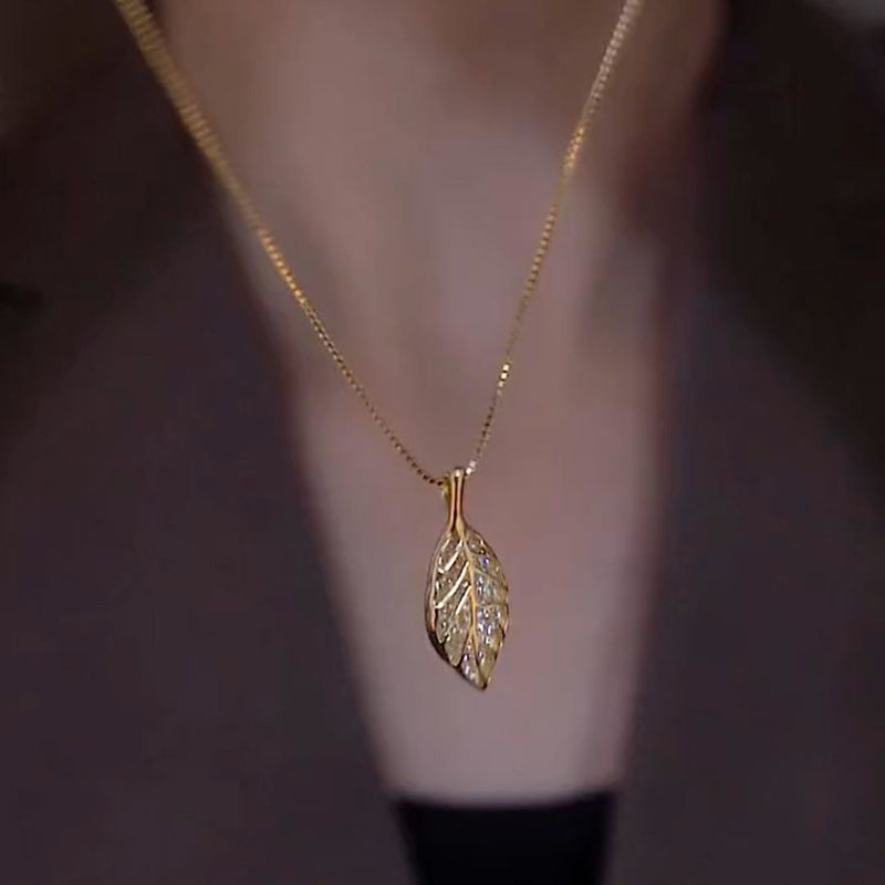 Collar con colgante de hoja